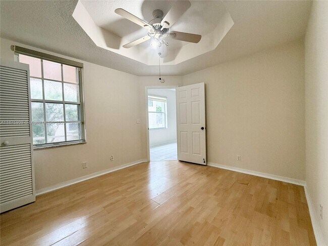 Building Photo - 8658 Vía Reale