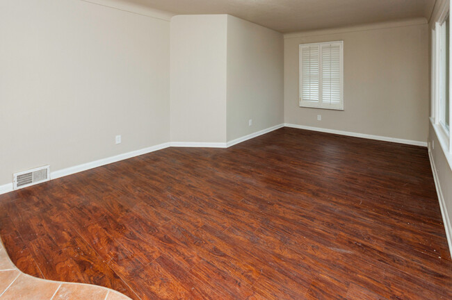 Building Photo - Spacious 4 bedroom 2 bathroom home