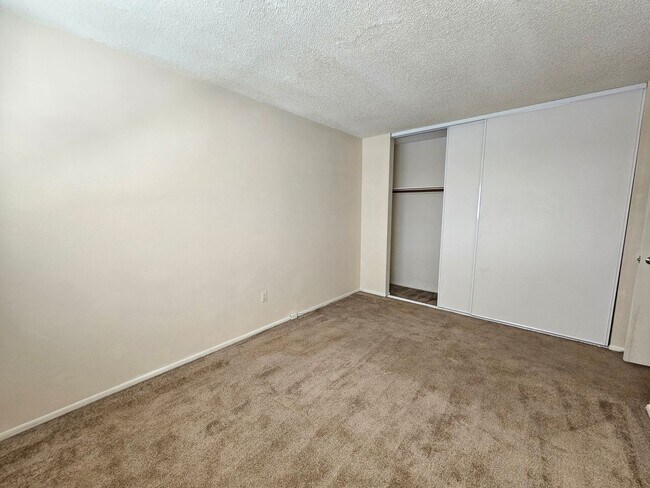 Building Photo - Southeast Reno Townhome - Close to Everyth...
