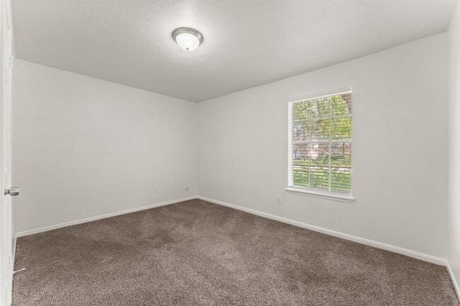 Building Photo - 2102 Whitelaw Dr
