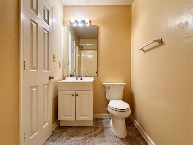 Building Photo - Briarwood Townhome close to NGIC and Hollymead Town Center!