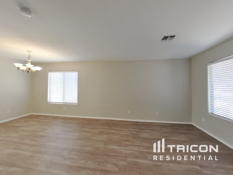 Building Photo - 655 E Lovegrass Dr