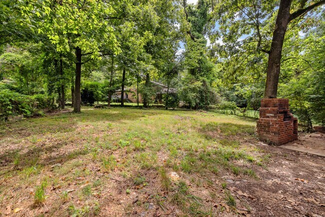 Building Photo - Newly Renovated Center Point Home