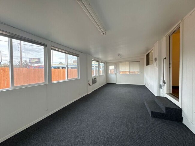 Building Photo - Charming 3 bed / 1 bath COMING SOON in the...