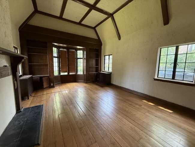 Building Photo - 3-bedroom, 2-bath student house
