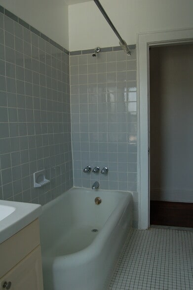 Bathroom - 411 Warburton Ave