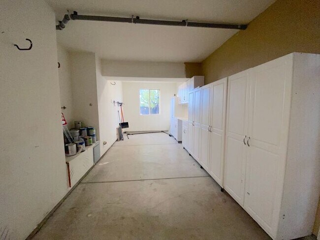 Building Photo - Top of the Hill - Gorgeous 5 Bedroom 3 Bat...