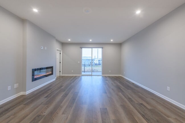 Building Photo - Awesome maple grove 5 bed 4 bath townhome! Pond views, 2 years old!