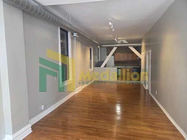 Building Photo - Spacious Studio with Hardwood Floors and Stainless Steel Appliances – Prime Milwaukee Ave Location