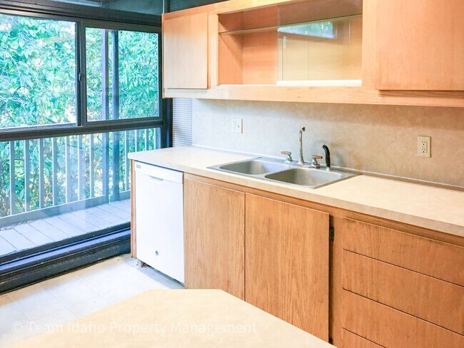 Building Photo - Taylor Ave Tri-Plex