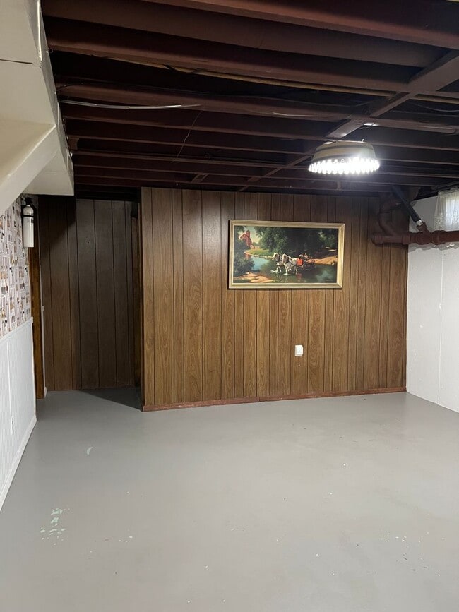 Building Photo - Charming 4-Bed, 1.5-Bath Home on the Outsk...
