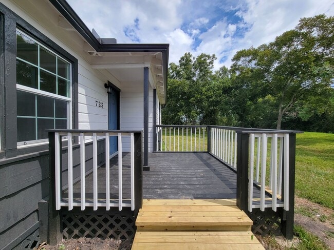 Building Photo - REMODELED 4 BEDROOM 2 BATH LEASE HOME IN A...