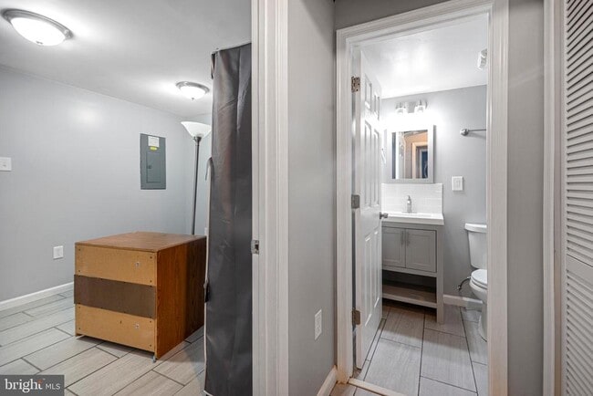 Building Photo - 4111 Landgreen St