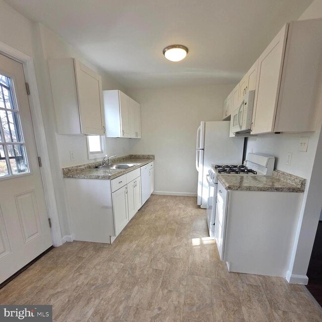 Building Photo - 716 71st Ave