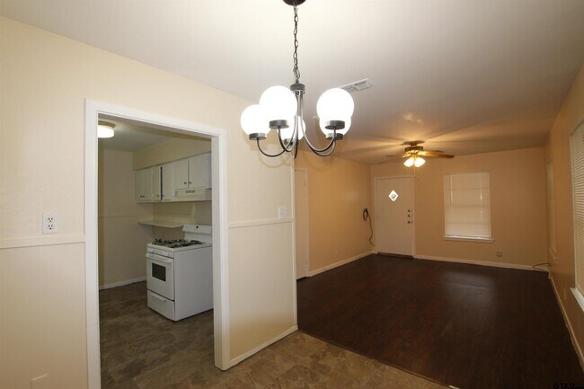 Building Photo - 420 E Hudson St