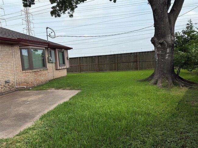 Building Photo - 702 Omega Cir