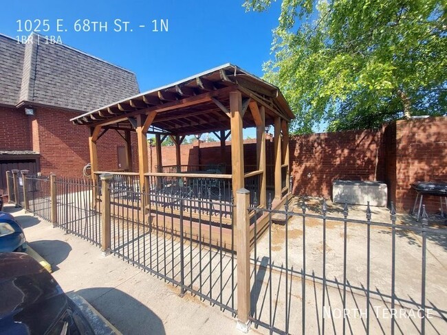 Building Photo - 1025 E 68th St
