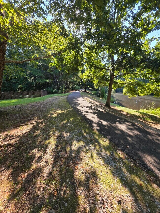 Building Photo - 306 Lochleven Ct