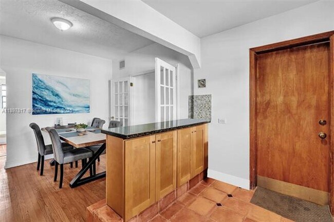 Building Photo - 836 W 40th St