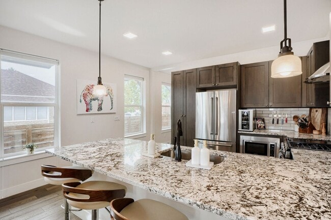 Building Photo - Bright & Inviting Home | Access to All