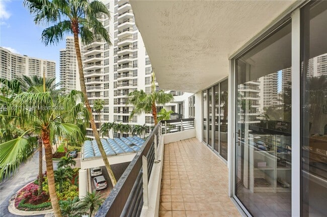 Building Photo - 3600 Mystic Pointe Dr