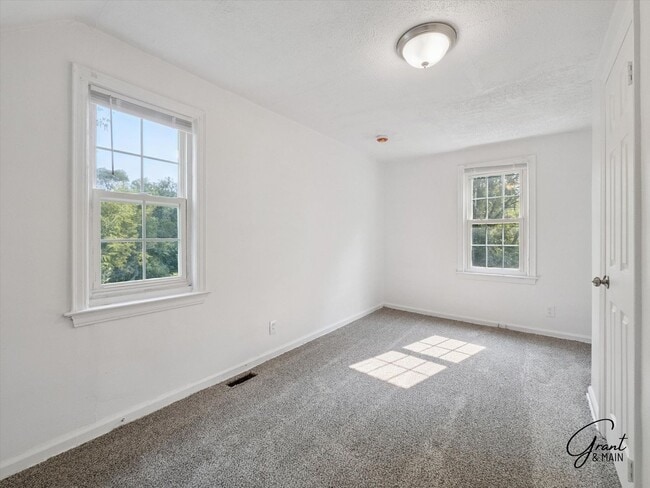 Building Photo - $1200 3 bedroom bungalow
