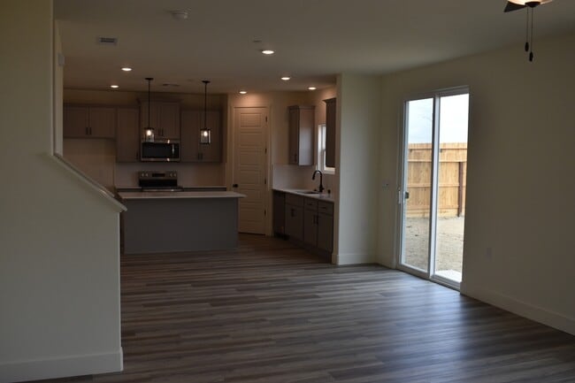 Building Photo - 682 Stephanie Dr