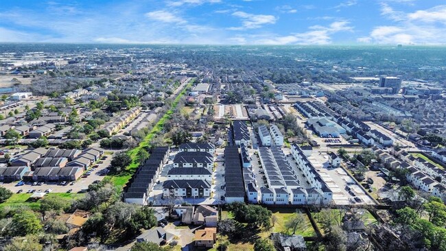 Building Photo - 9009 Laverne Oak Ln