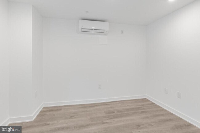 Building Photo - 2046 E Lehigh Ave