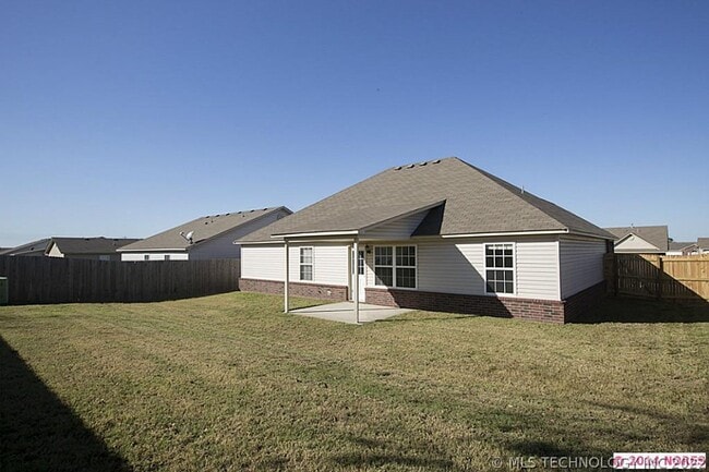 Building Photo - Beautiful 3 Bed 2 Bath Home with New Plank...