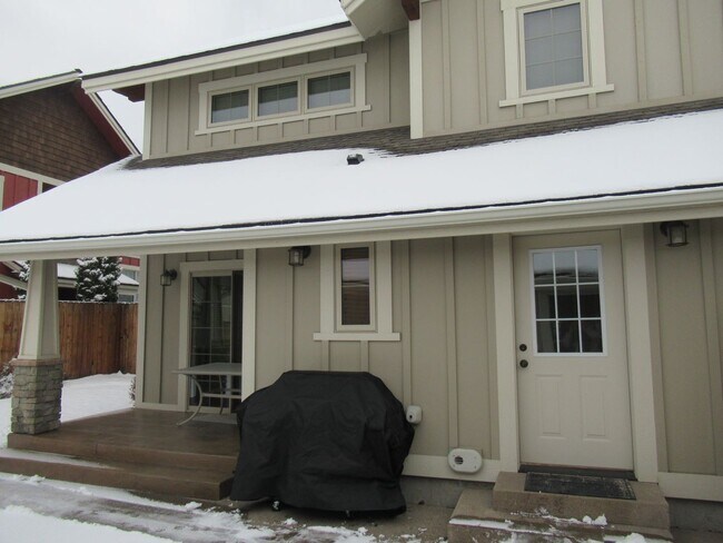 Building Photo - 2 Bed 2.5 Bath Furnished River Lakes Townhouse!