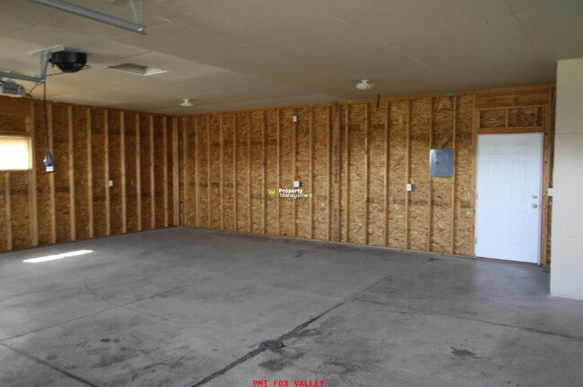 Building Photo - Short Lease Available