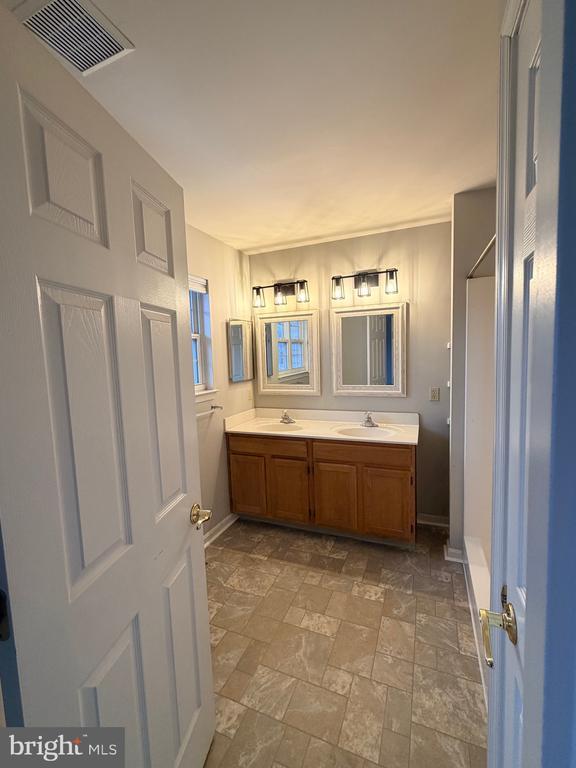 Building Photo - 156 Sparrow Rd