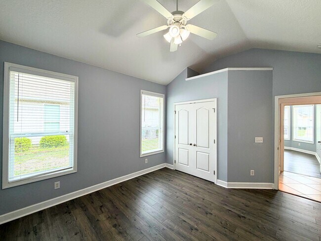 Building Photo - 3/2 fenced in yard, landscaping included !