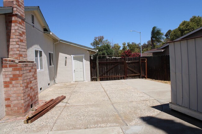Building Photo - Beautiful 3 Bedroom / 2 Bathroom Pittsburg...