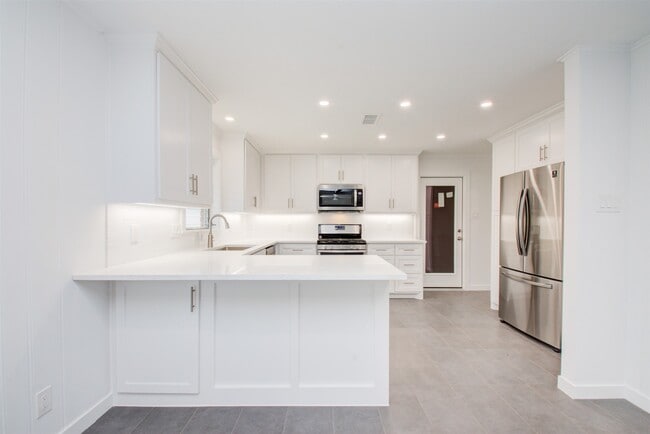 Building Photo - 8939 Rockhurst Dr