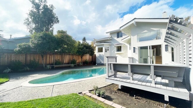 Building Photo - 1911 Easton Dr