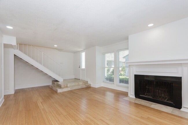 Building Photo - 3 Bed / 2.5 Bath light and spacious townho...