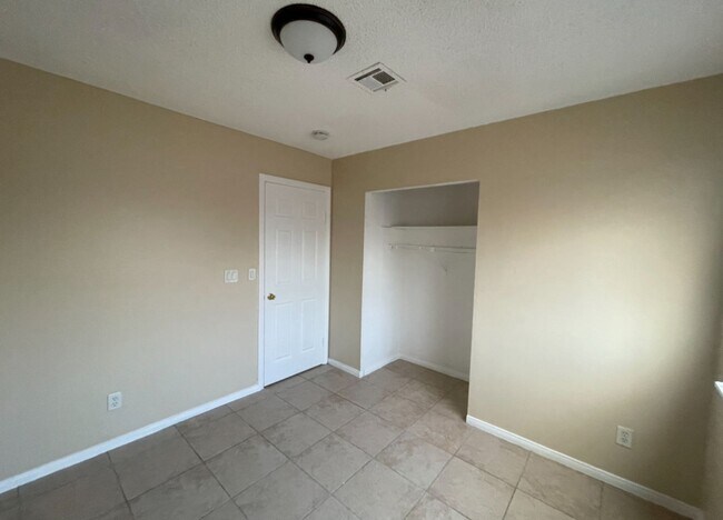 Building Photo - Beautiful 4 Bedroom 2 Bathroom house ( Smo...