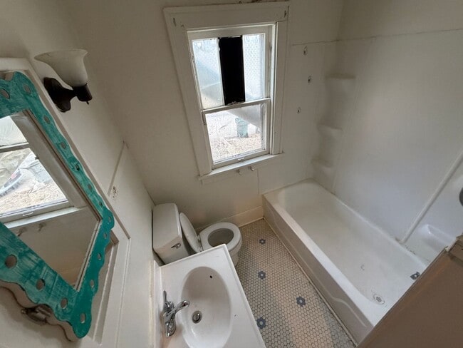 Building Photo - 2833 Chambers St