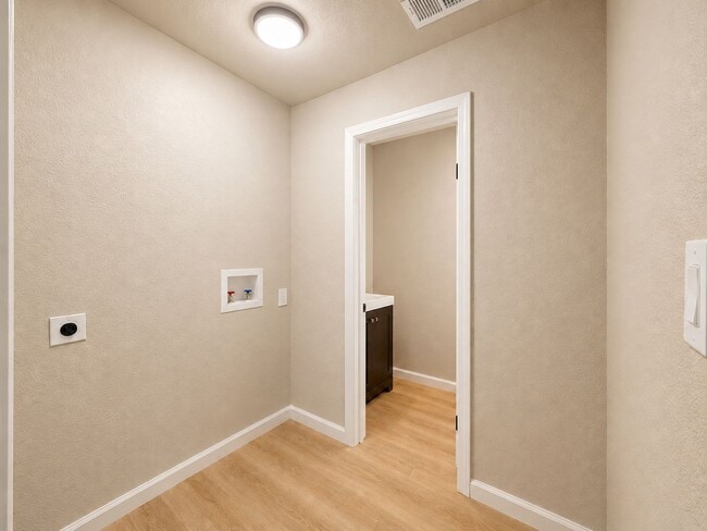 Building Photo - Remodeled 2 Bed/ 1.5 Bath Townhouse in Batesville!