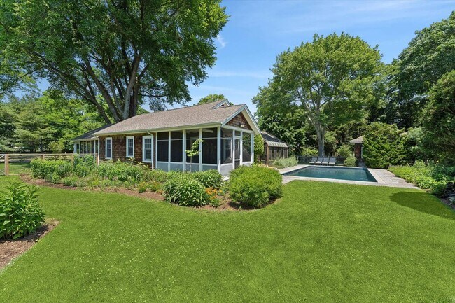 Building Photo - 695 Main St