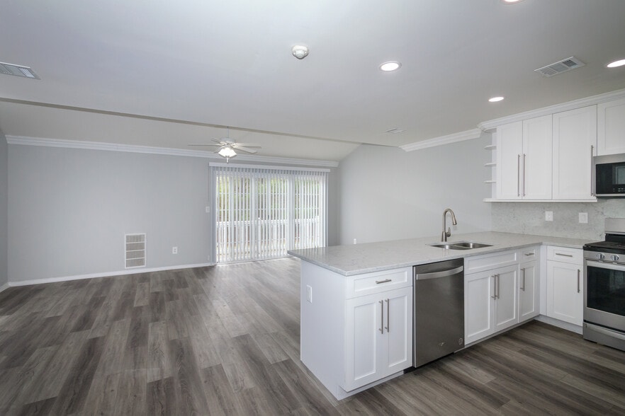 Quartz Countertop Bar Stool Island - Fairfield Hills South At Farmingville