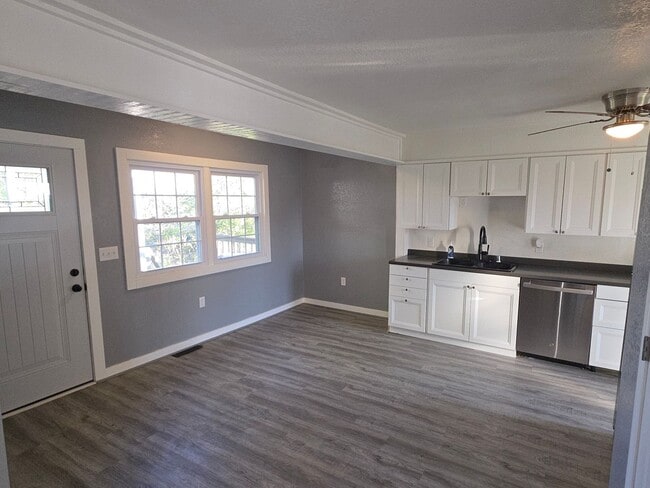 Building Photo - 2 bedroom Mukwonago home