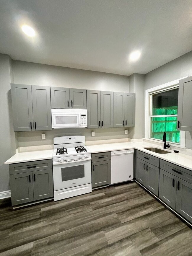 Building Photo - 3 bed 1 bath - Newly updated, South Oakland, dishwasher, washer/dryer included