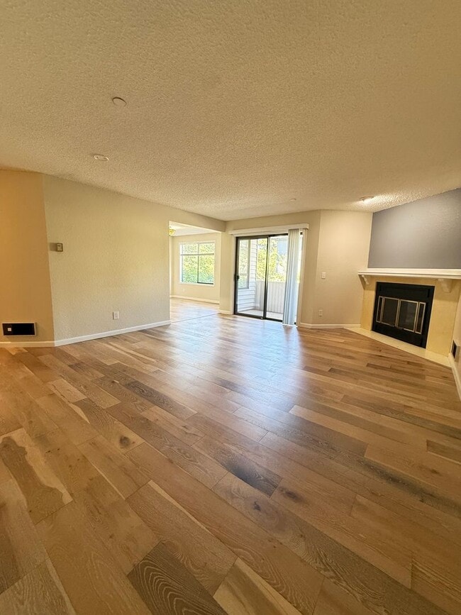 Building Photo - Well Maintained 2BD/2BTH Lynnwood Condo for Lease in Gated Community!