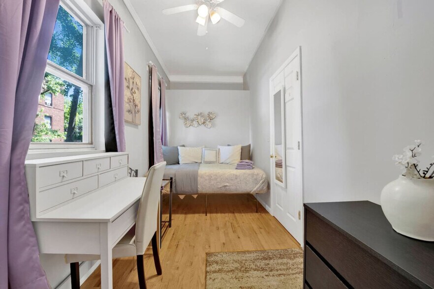 Building Photo - 1205 W Oakdale Ave