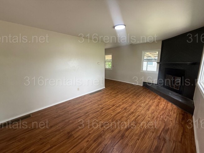 Building Photo - $1100 - 2 bedroom / 1 bathroom - Haysville...