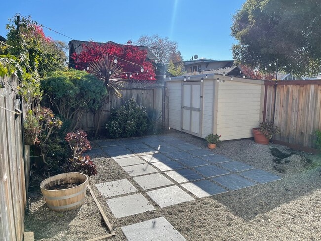 Building Photo - Two Bedroom Home w/ Parking, Private Yard, Laundry + More!