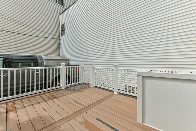 Building Photo - 168 Bunker Hill St